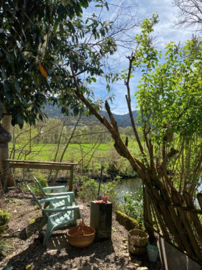 Côté Rive, au bord de la rivière La Moselotte et terrasse